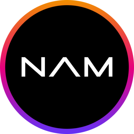 Um círculo preto com as letras brancas NAM no centro, cercado por uma borda gradiente em laranja, rosa e roxo.