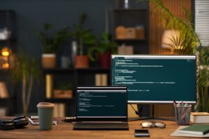 Usuário navegando em uma plataforma digital rápida e clara, ilustrando como a antecipação de dúvidas melhora a efetividade de sites.